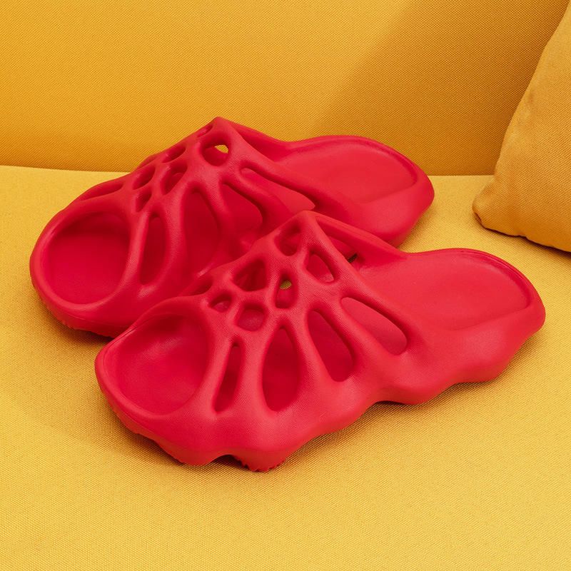 sandalias con suela gruesa y calaveras